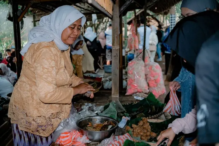 Transaksi di lapak kue tradisional di Jawa Barat